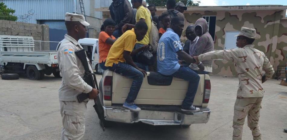 El Ejército informó que 400 haitianos buscan entrar al país cada día de forma ilegal.