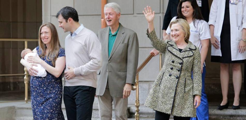Bebé. La hija del expresidente de EEUU., Chelsea Clinton, carga a su bebé recién nacido, Aidan Clinton Mezvinsky, junto a su esposo, Mark Mezvinsky su padre, Bill Clinton, y su madre, Hillary Clinton, ayer.