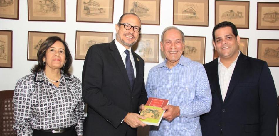 Entrega. El ministro de Cultura recibe un libro de mano de los organizadores.