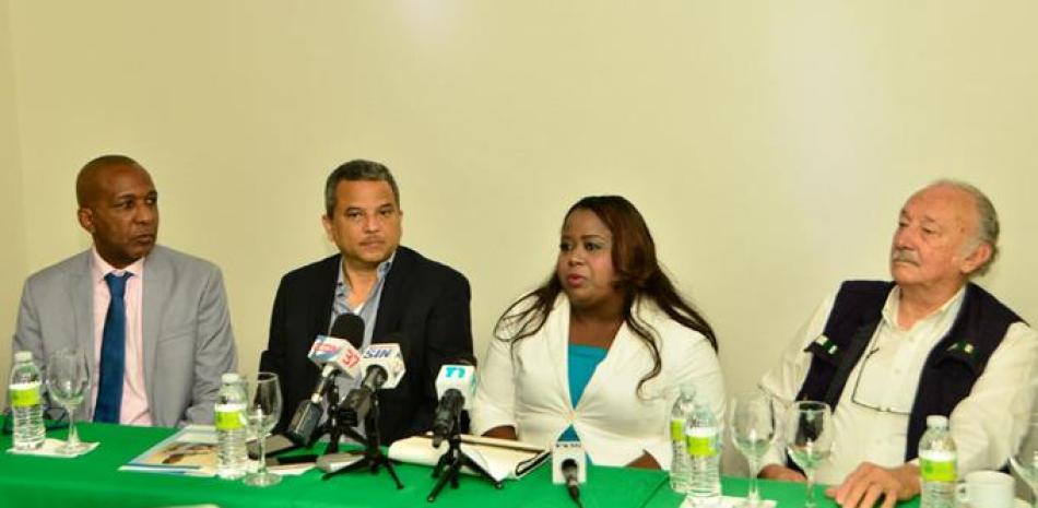 Diputados electo. Jacqueline Montero encabezó ayer una rueda de prensa acompañada de Fidel Santana, Frente Amplio, y Fidelio Despradel, AlPaís.