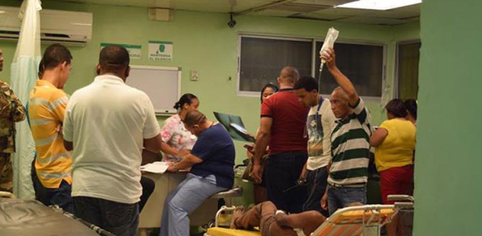 Se observó en la emergencia que una enfermera que estaba con un paciente le dijo a sus compañeros que buscaran un catéter porque no había en el hospital. La doctora Féliz Gómez dijo que hay insumos.