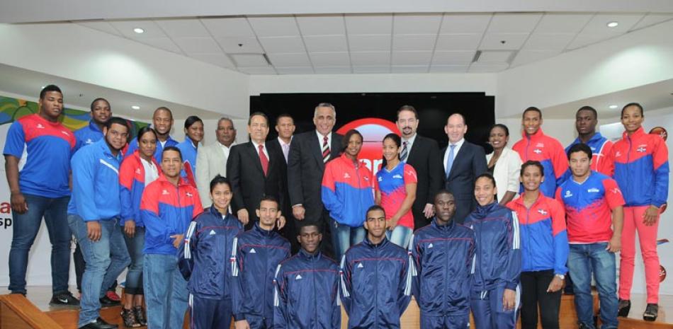 Ejecutivos de Claro, Junto a atletas representantes del Comité Olímpico Dominicano, Creso y federaciones deportivas.