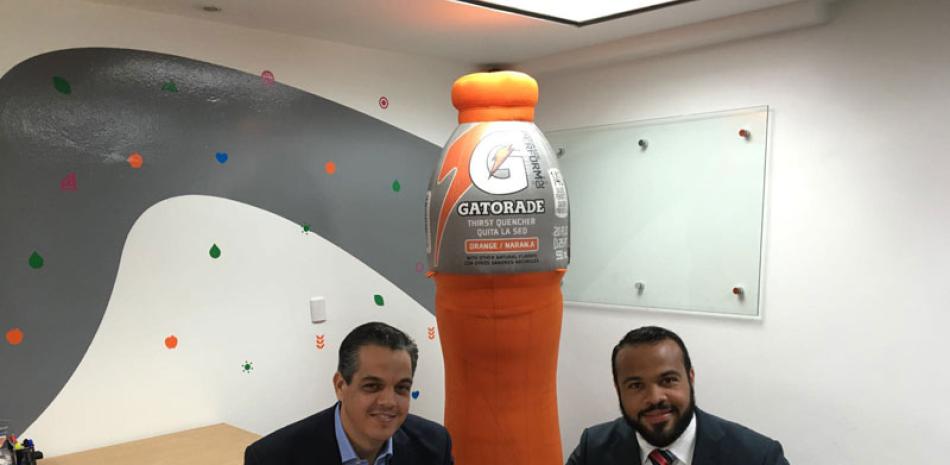 Antonio Mir, presidente LNB y Mario Abreu, Gerente de Marcas PepsiCo, durante la firma del acuerdo.