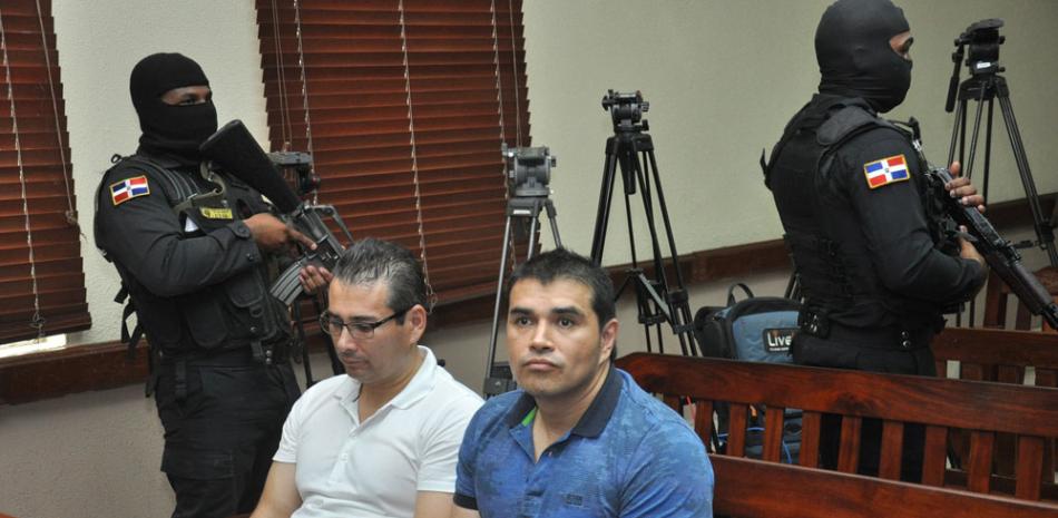 Condenados. Los hermanos Huber Buitrago Ruiz y Ángel María Buitrago Vacca, sentados en un banquillo, a espera de la sentencia.