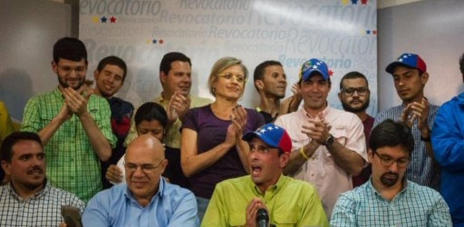 El dirigente opositor Henrique Capriles ofrece una rueda de prensa, en la ciudad de Caracas (Venezuela).