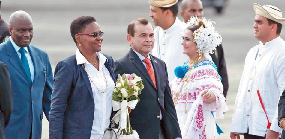Panamá. La primera dama de Haití, Ginette Michaud Privert, izquierda, es recibida por representantes de la Cancillería de Panamá, para asistir a la ceremonia en el Canal de Panamá, ayer.