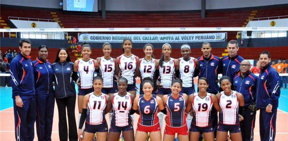 El equipo dominicano conjuntamente con el cuerpo técnico y dirigencial luego de ganar el oro internacional de la categoría sub-18.