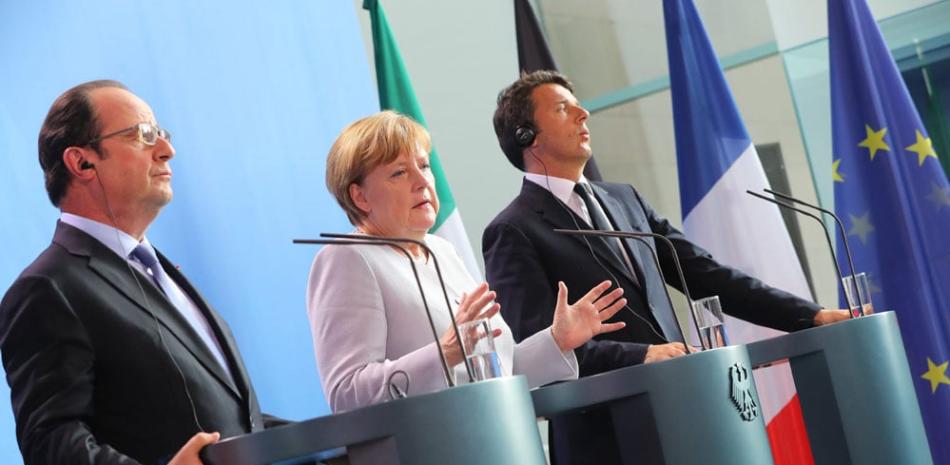 La canciller alemana, Angela Merkel (c), el presidente francés, François Hollande (izq), y el primer ministro italiano, Matteo Renzi, dan una rueda de prensa conjunta tras mantener una reunión en la Cancillería sobre el "brexit" en Berlín (Alemania) hoy, 27 de junio de 2016. / EFE