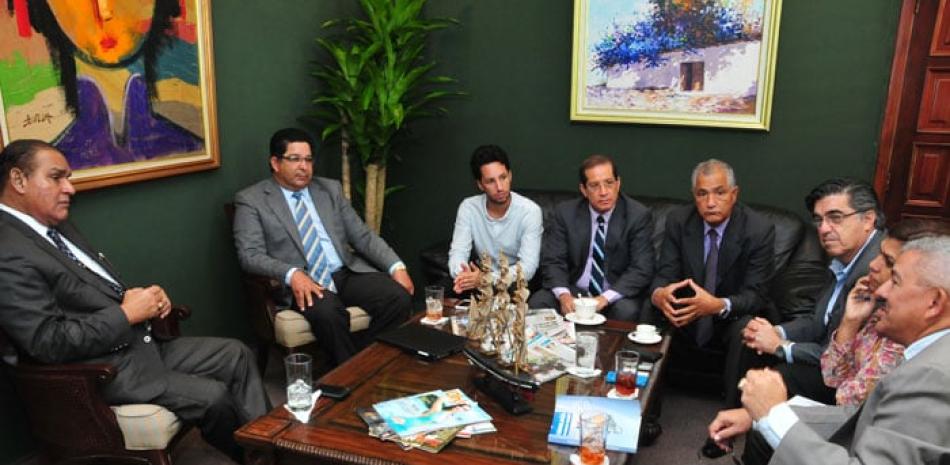 Directivos de la Asociación Dominicana de Centros de Atención Primaria durante una visita al director de Listín Diario, Miguel Franjul.