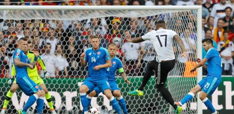 Jerome Boateng, de Alemania, al momento de marcar el primer gol de su equipo en la victoria de ayer con pizarra de 3-0 sobre Eslovaquia.
