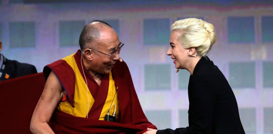 El Dalai Lama saluda a Lady Gaga antes de empezar una sesión de preguntas y respuestas moderada por la cantante en la Conferencia de Alcaldes de Estados Unidos, en Indianápolis, el domingo 26 de junio del 2016. / AP