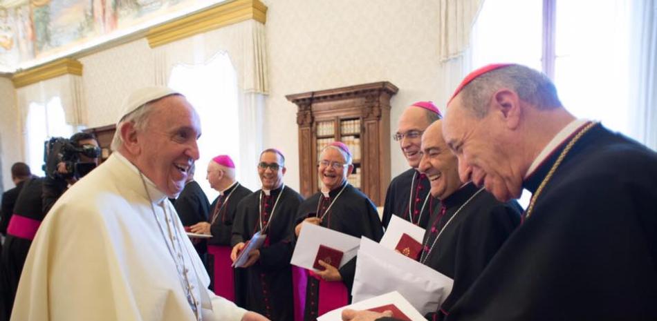 Encuentro. En esta imagen, el cardenal Nicolás de Jesús López Rodríguez entrega un informe al Papa Francisco durante la visita adlimina al Vaticano de los obispos dominicanos, en mayo de 2015.