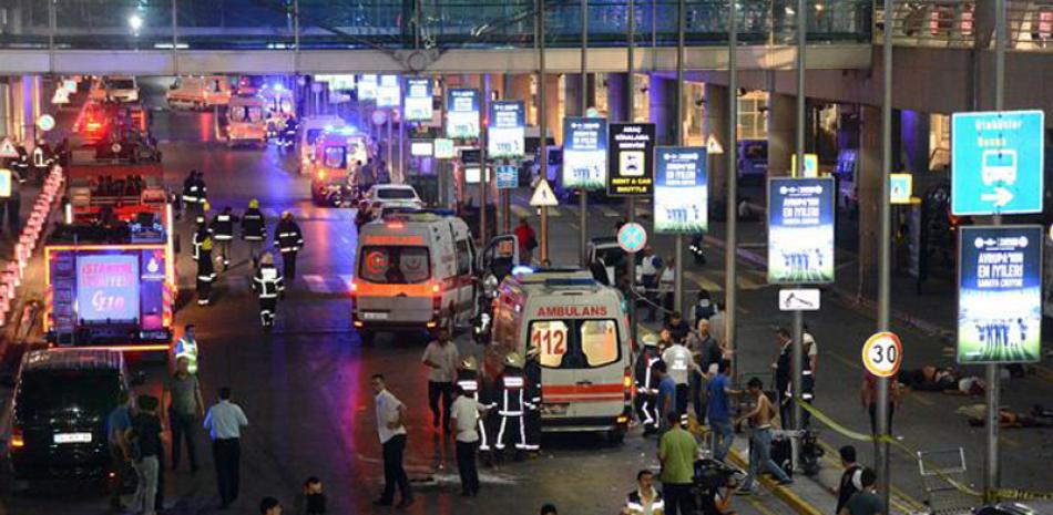 Camiones de bomberos, ambulancias y efectivos policiales en el Aeropuerto Internacional Atatürk en Estambul, Turquía, la tarde de ayer luego de un ataque suicida que causó al menos 38 muertos y más de 120 heridos.