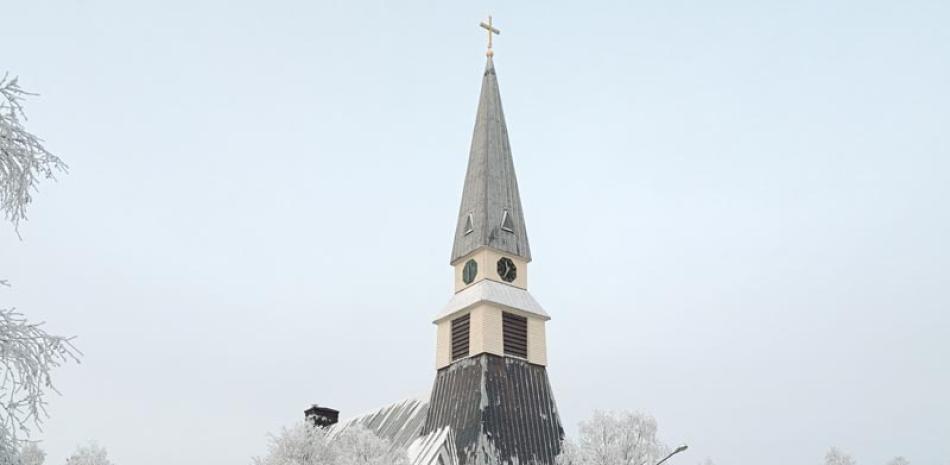 Invierno. Iglesia rodeada de nieve en Rovaniemi, la capital de Laponia y ciudad natal de Santa Claus.