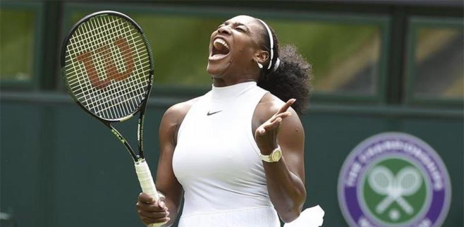 Serena Williams celebra el punto que le dio la victoria ayer en el torneo de Wimbledon ante la suiza Amra Sadikovic a la que superó en dos sets.