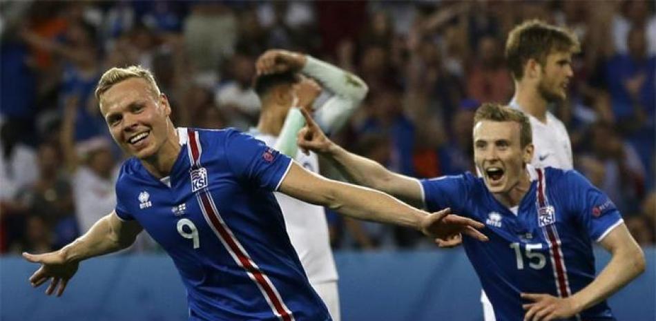 Kolbeinn Sigthorsson festeja, tras marcar el segundo gol de Islandia en el partido contra Inglaterra en el partido por los octavos de final de la Eurocopa.