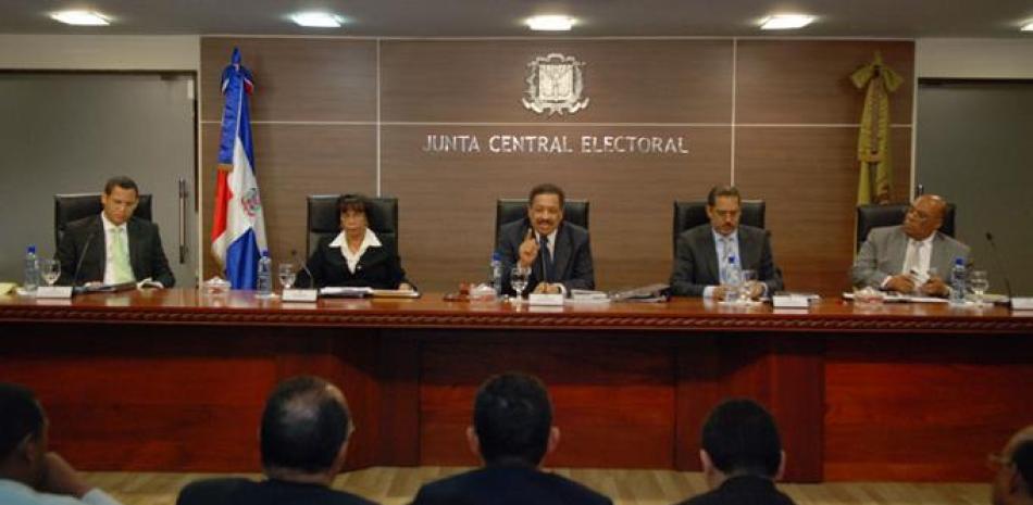 El pleno de la Junta Central Electoral decidió proclamar a los ganadores y entregarles sus certificados.