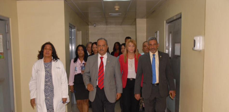 Supervisión. El doctor César Mella, director del IDSS, realiza un recorrido por el hospital de La Mujer Dominicana.