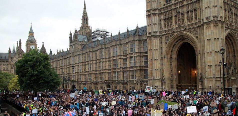 Un grupo de personas protestan frente a Westminster hoy, martes 28 de junio de 2016, contra los resultados del 23 de junio sobre el referendo sobre la permanencia de Reino Unido en la Unión Europea en Londres (R. Unido).