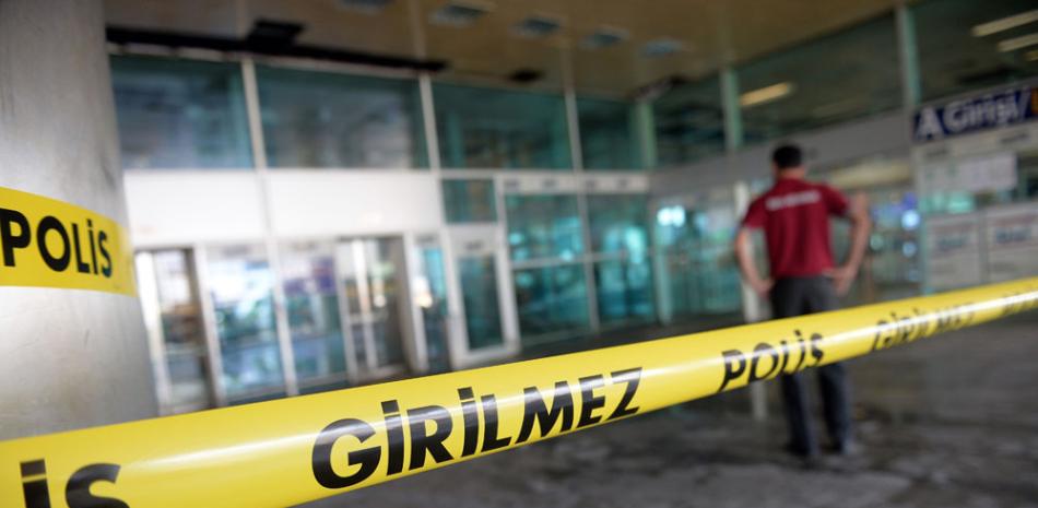 Un trabajador inspecciona los daños en la entrada del aeropuerto de Ataturk, el miércoles 29 de junio de 2016. / AP
