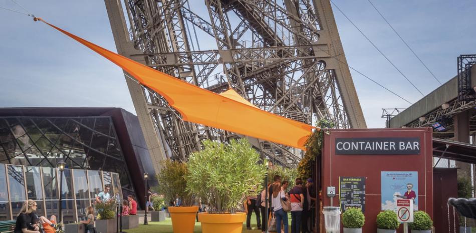 Fotografía facilitada por la Sociedad de explotación de la Torre Eiffel (SETE) de la nueva terraza verde con la que cuenta este símbolo de Francia en su primer piso desde este mes de junio y hasta finales de septiembre.