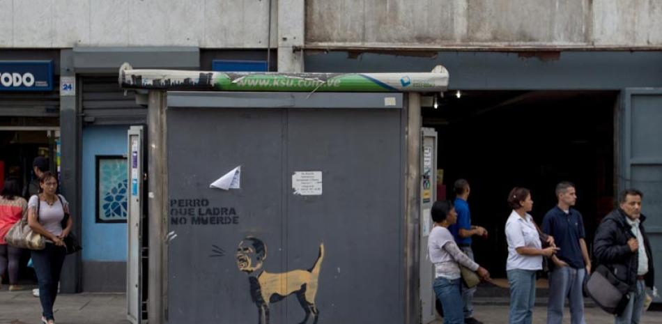 Medida. Pintadas con mensajes contra EE.UU. son vistos en paredes del municipio Libertador, ayer en Caracas.