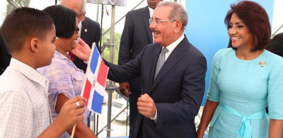 El presidente Danilo Medina entregó La Nueva Barquita a 1,787 familias que recibieron las viviendas con lágrimas de felicidad y agradecieron al mandatario, quien estuvo acompañado de la primera dama, Cándida Montilla de Medina.
