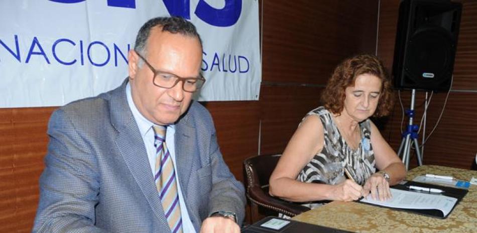 Acuerdo. El doctor Nelson Rodríguez Monegro y Rosa Elcarte, durante la firma del memorando de entendimiento.