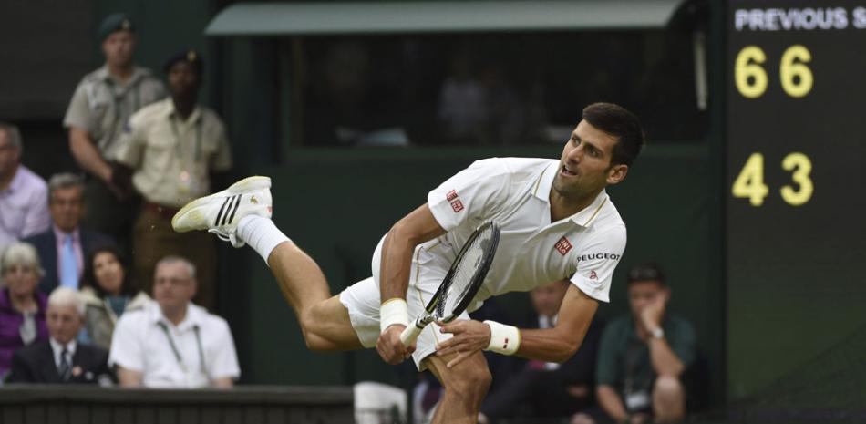 El tenista serbio Novak Djokovic devuelve la pelota al francés Adrian Mannarino durante la segunda ronda del torneo de Wimbledon que se disputa en All England Lawn Tennis Club de Londres, Reino Unido, hoy 29 de junio de 2016.