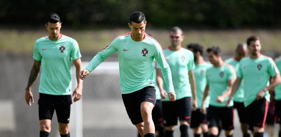 Práctica. La superestrella de Portugal, Christiano Ronaldo, aparece en una sesión de práctica de la selección portuguesa en Marcoussis, en Paris, Francia. Portugal se mide hoy en los cuartos de final de la EuroCopa 2016 Polonia.