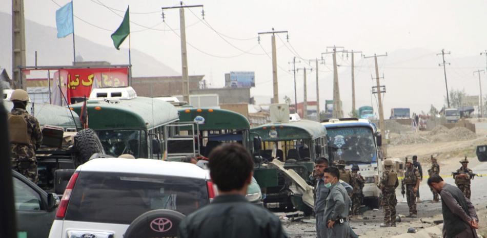 Miembros de las fuerzas de seguridad afganas aseguran la zona tras un doble atentado suicida talibán perpetrado contra autobuses de la Policía afgana en las afueras de Kabul, Afganistán, hoy, 30 de junio de 2016.