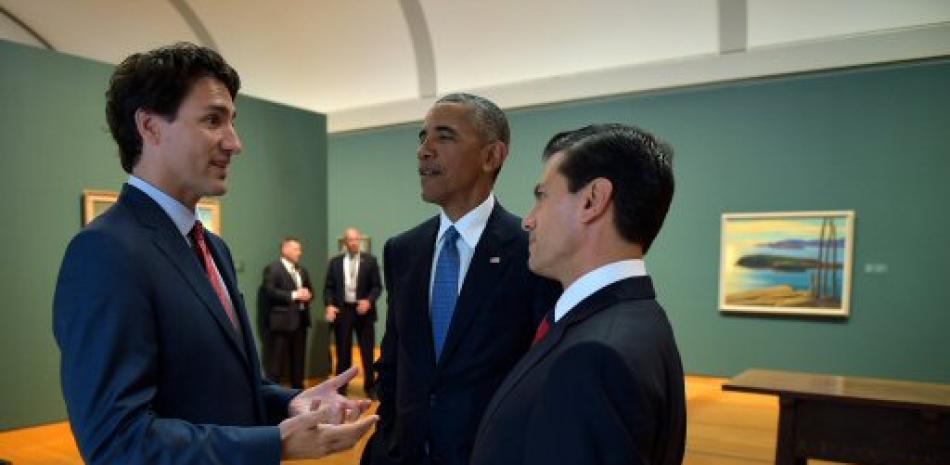 Enrique Peña Nieto (d), mientras habla con su homólogo estadounidense, Barack Obama (c) y el primer ministro de Canadá, Justin Trudeau.