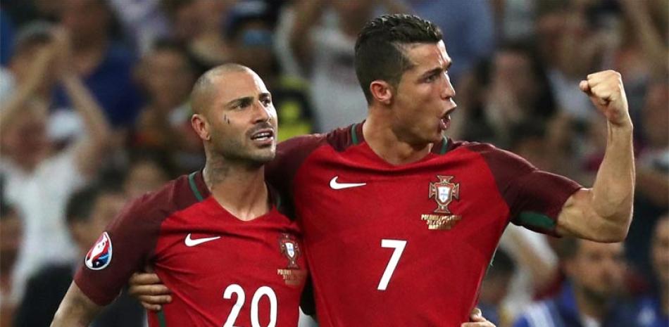 Ricardo Quaresma y Cristiano Ronaldo, de Portugal, celebran después de ganar el partido que lo lleva a semifinales de la Eurocopa, durante el partido celebrado en Marsella.