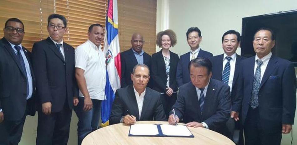 Garibaldy Bautista y Masahiko Suda, firman el convenio de colaboración.