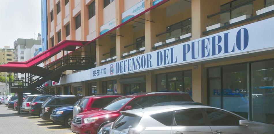 Sede. La Defensoría del Pueblo funciona desde el 2013. Su sede provisional está ubicada en la avenida Tiradentes esquina 27 de Febrero, en la plaza Merengue.