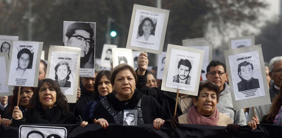 Miembros de agrupaciones defensoras de derechos humanos marchan hoy, viernes 1 de julio de 2016, frente al Palacio de La Moneda en Santiago (Chile), en rechazo a la entrega del beneficio de la libertad condicional a violadores de Derechos Humanos en el país. EFE / ELVIS GONZALEZ