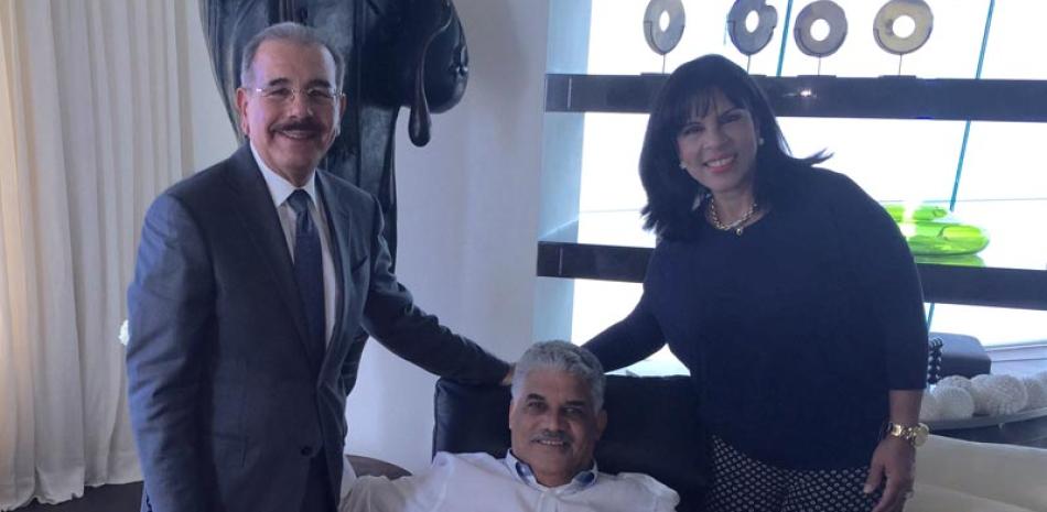 Visita. El presidente Danilo Medina, Angelita García de Vargas y el presidente del PRD, Miguel Vargas Maldonado.