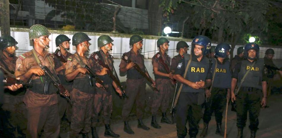 Violencia. Militares de Bangladesh cercan el lugar.