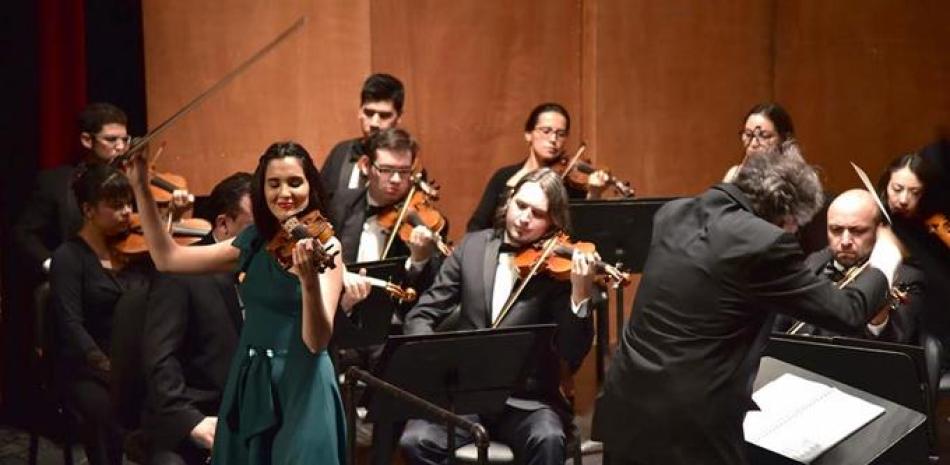 Presentación. La violinista Aisha durante su presentación en Colombia junto a la Orquesta Filarmónica de Cali.