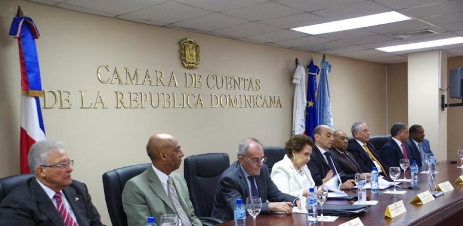 Apoyo. La presidenta de la CCRD, Licelott Marte de Barrios junto a representantes de los diversos organismos que han apoyado el órgano.