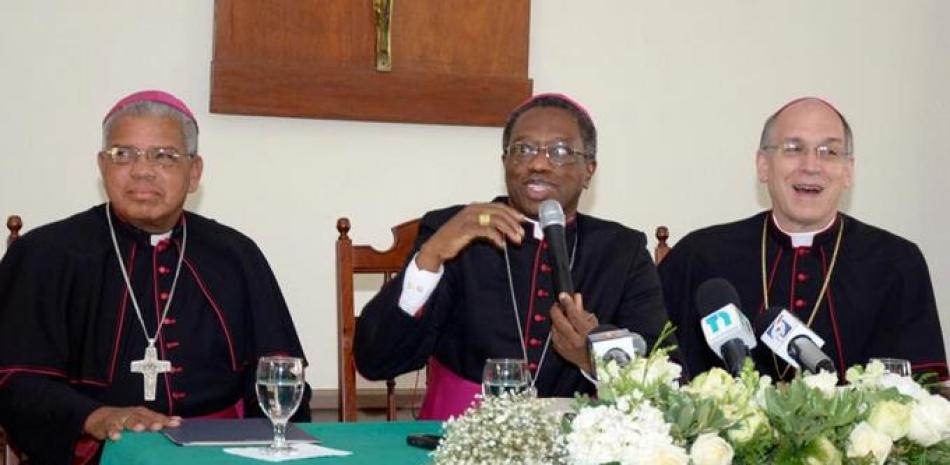 Iglesia. Monseñor Francisco Ozoria, izquierda, el nuncio Jude Thaddeus Okolo y monseñor Víctor Masalles.