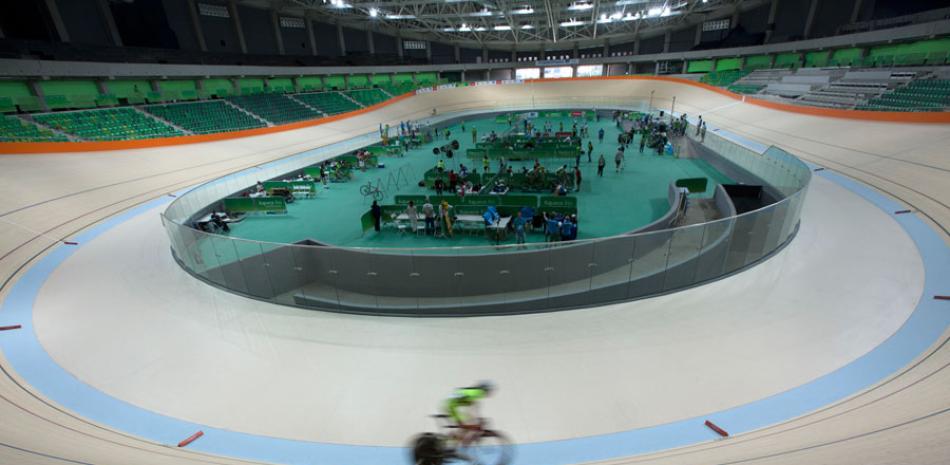 Un ciclista es visto en una prueba en el nuevo velódromo, la última instalación en ser entregada para las Olimpiadas de Río de Janeiro, el domingo, 26 de junio del 2016. (Foto AP/Silvia Izquierdo)
