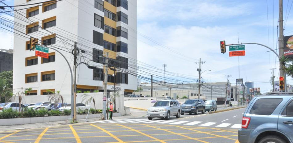 Las autoridades han diseñado señales de tránsito en importantes avenidas del Gran Santo Domingo.