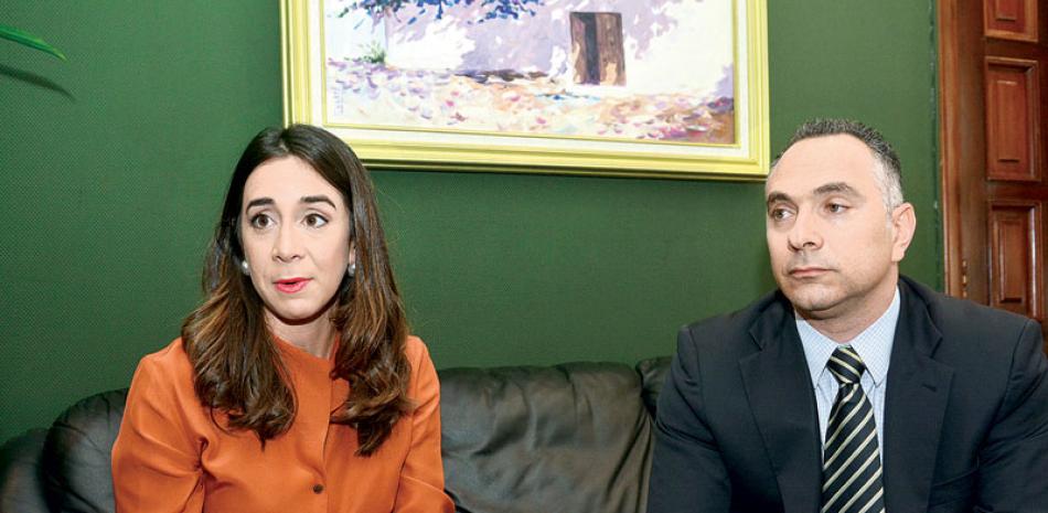 Entrevista. Lisa Morel, representante local de Exaudi y Pablo Aure Fariñez, director de la empresa, durante su visita a LISTÍN DIARIO.