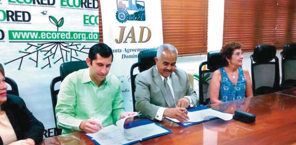 Convenio. Roberto Herrera, presidente de Ecored y Osmar Benítez, de la JAD, durante la firma del acuerdo.