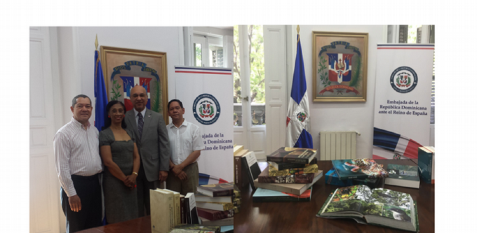 El embajador dominicano en España, Aníbal de Castro, entrega el donativo a la directiva de ACUDEMI.