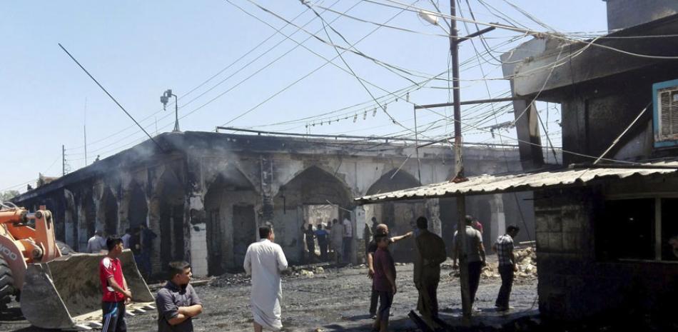 Varios hombres inspeccionan la escena donde se cometió el atentado suicida en el mausoleo del imán Said Mohamed en la localidad de Balad, a 80 kilómetros al norte de Bagdad, Irak, hoy 8 de julio de 2016.