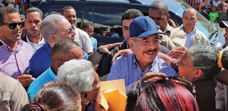Asistencia. El presidsente Danilo Medina en visto aquí entre productores de Guayabal, Azua, a quienes garantizó apoyo financiero para impulsar la producción de miles de tareas en la zona.