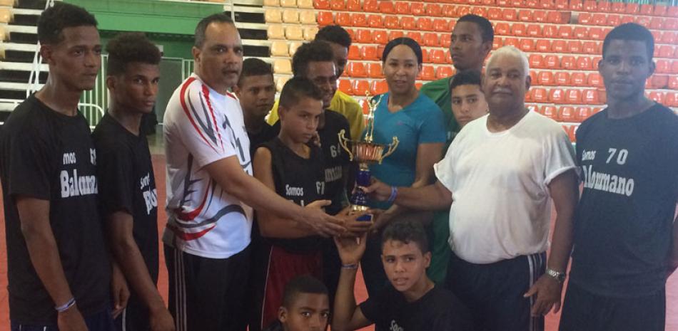 Andry Gómez, entrenador de Gaspar Hernández, y las jugadoras, reciben el trofeo de manos de Milagros Cabral, del Ministerio de Deportes, así como de Miguel Rivera, presidente de la Federación de Balonmano.