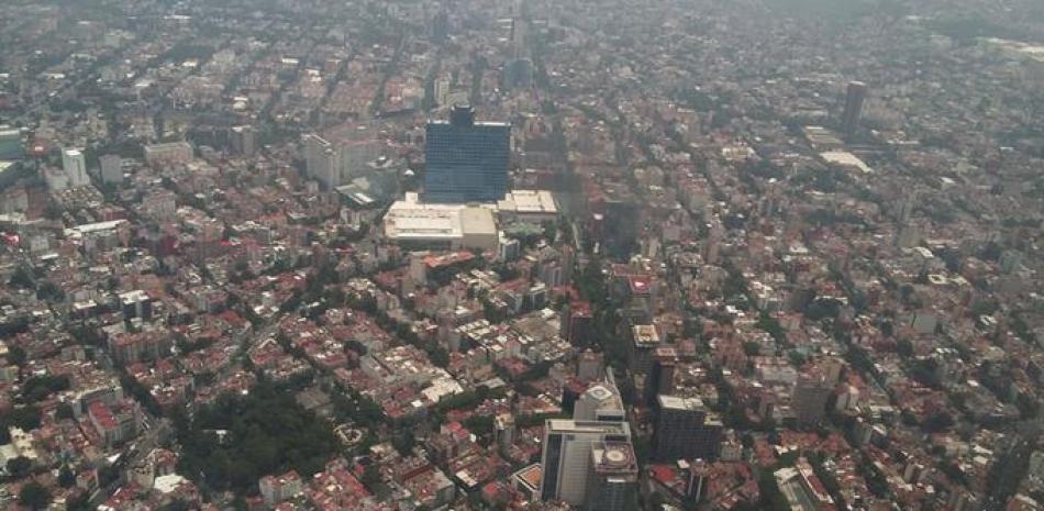 Vista. Ciudad de México retratada a 7,000 pies de altura, desde un vuelo directo de Aeroméxico.